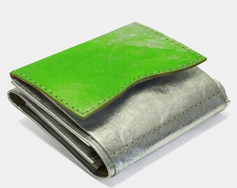 Slim paper wallet – minimalist, compact wallet in silver and grass green, vegan, waterproof, sporty mini wallet