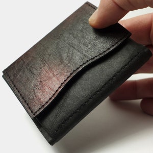 Cartera vegana minimalista para hombre – Piel vegana – Negra y roja – Compacta – Diseño tríptico – Nueva – Hecha a mano – Cartera para hombre – Regalo