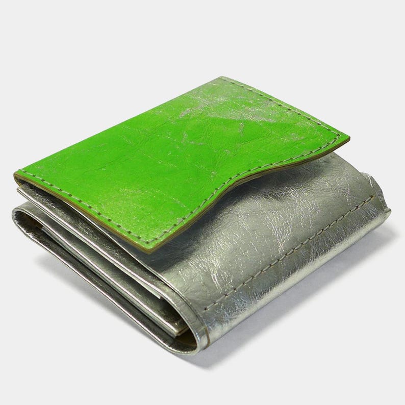 Compact, colorful wallet made of special silver paper, 4 card slots, coin pocket, minimalist design, tear-resistant, lightweight & modern Green