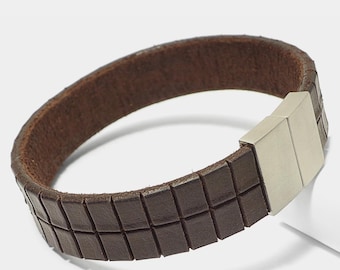 Brown men's genuine leather bracelet with a grid pattern, magnetic clasp, designer bracelet for men, handmade in Berlin