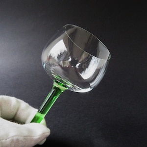 Grüner fuß weinrömer
