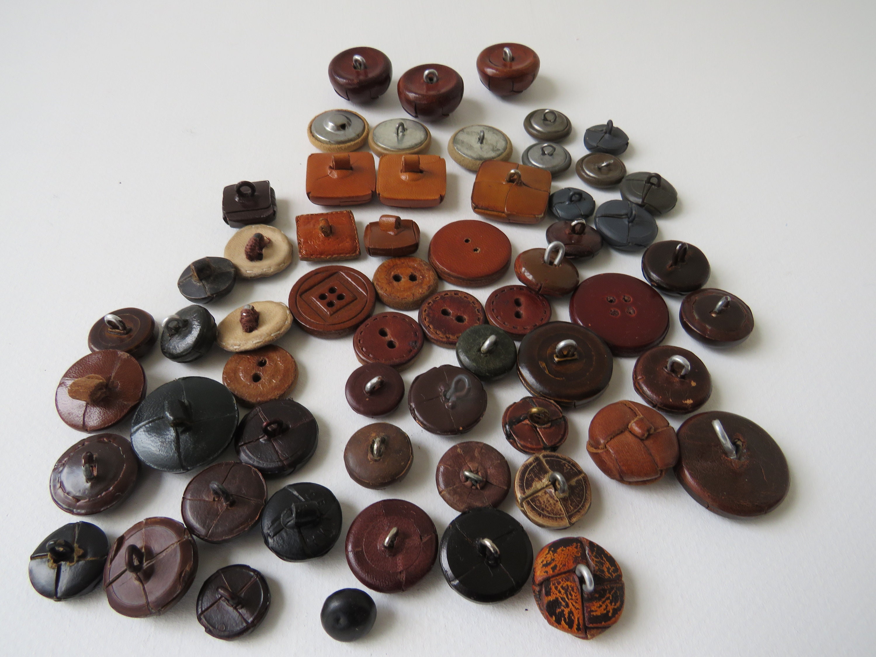Vintage Knöpfe 104 Stück, Perlmutt, Horn, Leder, Holz, Kunststoff, Metall Von 5 - 35mm + 10 Gratis Knöpfe