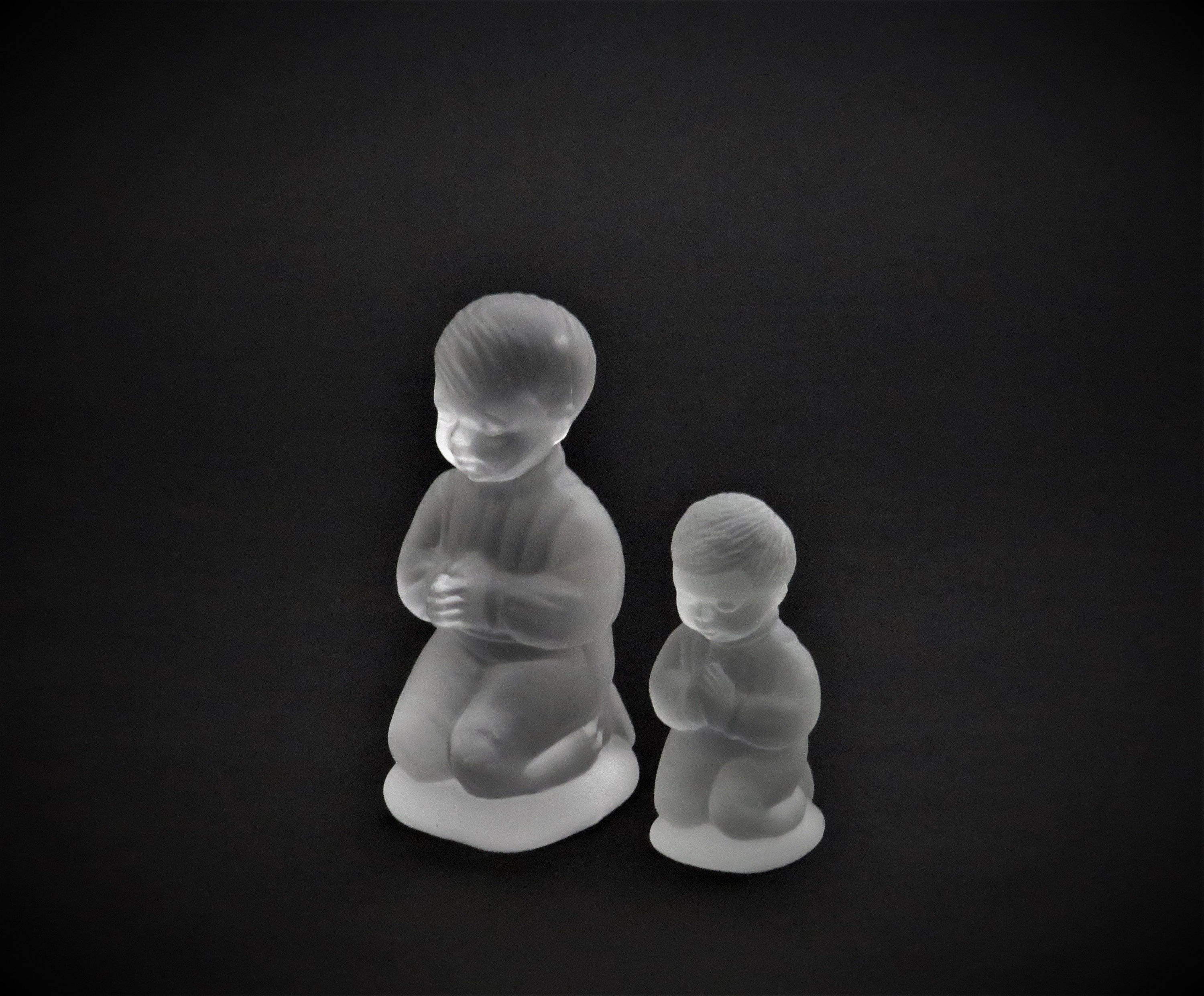 Pareja vintage de figuras de cristal GOEBEL de los años 70 para niños, esmeriladas.
