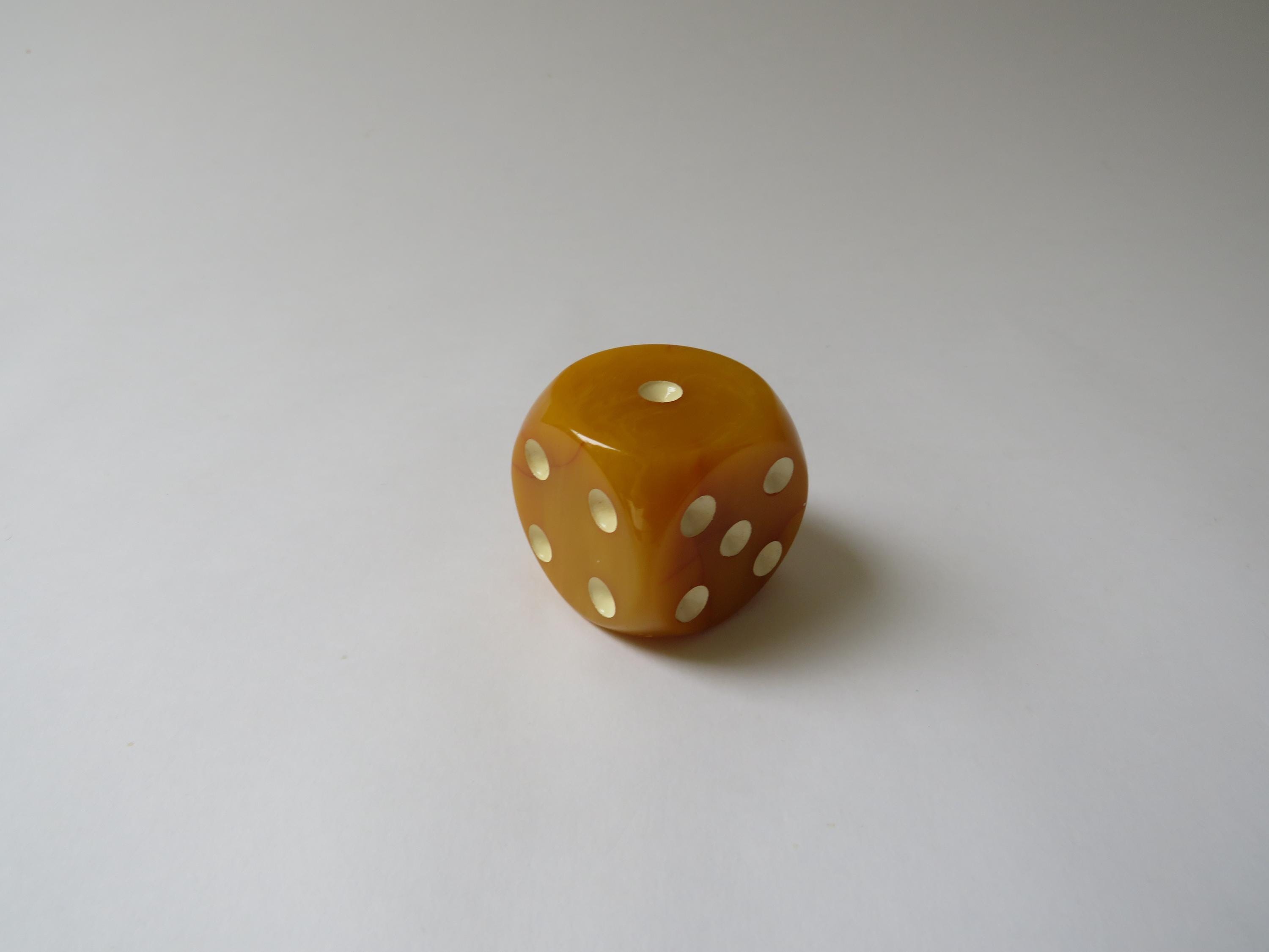 Gros dé à jouer ancien / vintage / 3.8 cm en bakélite jaune | UK
