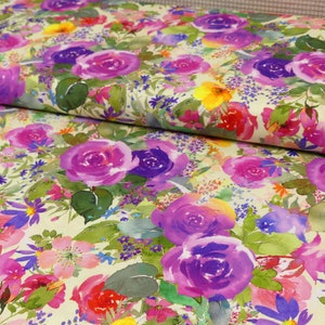 Könnte beinhalten: Ein Aquarell-Blumenmusterstoff mit einem hellbeigen Hintergrund und einem sich wiederholenden Muster aus rosa, lila und gelben Blumen. Die Blumen sind in einem lockeren, abstrakten Stil gemalt.