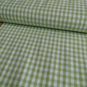 Könnte beinhalten: Grüner und weißer Gingham-Stoff mit kleinem Karomuster. Der Stoff ist gewebt und hat eine leicht strukturierte Oberfläche.