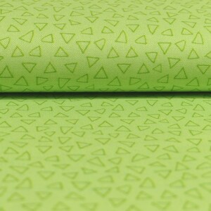 以下が含まれることがあります： 小さな白い三角形の繰り返しパターンを持つ緑色の生地