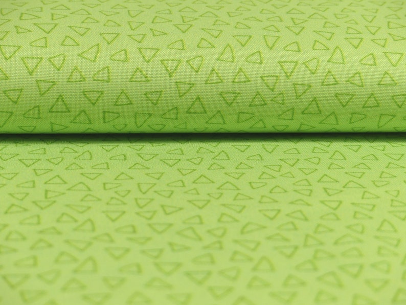 以下が含まれることがあります： 小さな白い三角形の繰り返しパターンを持つ緑色の生地
