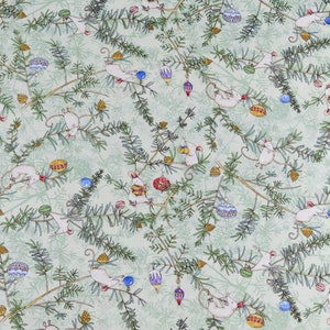 Peut inclure: Un tissu vert avec un motif répétitif de souris blanches grimpant sur des branches avec des ornements colorés. Le fond est de couleur vert clair.