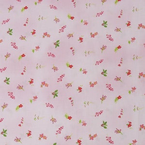 Könnte beinhalten: Ein rosa Stoff mit einem sich wiederholenden Muster aus kleinen, grün gestielten Blüten mit roten Zentren.