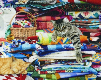 Katzen auf Stoffstapel Patchworkstoff Nähmaschine Garn DIY Baumwollstoff von Timeless Treasures bunt