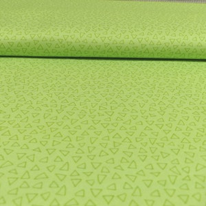 Op de afbeelding: Groene stof met een herhalend patroon van kleine, lichtgroene driehoeken.