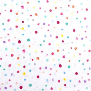 Könnte beinhalten: Weißer Stoff mit einem verstreuten Muster aus bunten Punkten. Die Punkte sind in verschiedenen Schattierungen von Rosa, Rot, Blau, Grün, Gelb und Grau.