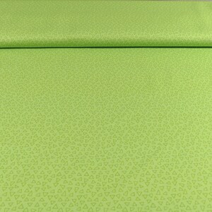 以下が含まれることがあります： 白い三角形の模様がついた緑色の布。布は滑らかで、わずかに光沢があります。