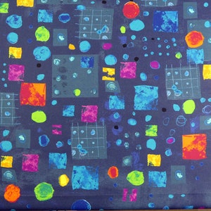 Peut inclure: Tissu abstrait avec un fond bleu et des formes géométriques colorées, y compris des carrés, des cercles et des points.
