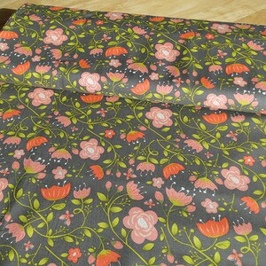 Könnte beinhalten: Grauer Stoff mit einem sich wiederholenden Muster aus rosa und orangefarbenen Blumen mit grünen Ranken.