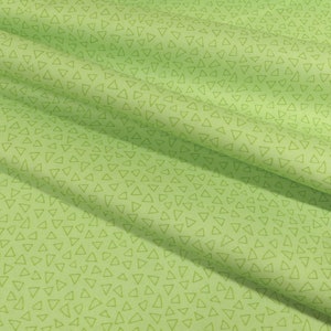 以下が含まれることがあります： 薄い緑色の小さな三角形が繰り返しパターンになっている緑色の布地