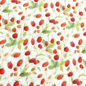 Puede incluir: Tela blanca con un patrón repetido de fresas rojas sobre enredaderas verdes. Las fresas están dispersas por toda la tela.