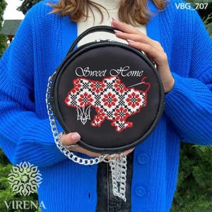 Sac rond imprimé au point de croix avec carte ukrainienne | Sac à bandoulière en cuir écologique « Sweet Home » |  Sac à main avec bandoulière en chaîne | Fabriqué en Ukraine