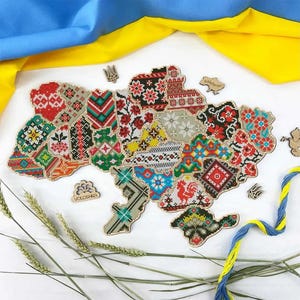 Kit de point de croix sur bois pour carte de l'Ukraine | Décoration murale patriotique à faire soi-même | Modèle des régions ukrainiennes | Fil à broder DMC et base en bois
