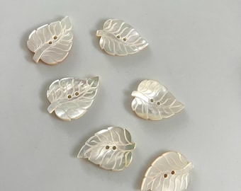 手彫りの葉模様の真珠貝ボタン｜天然の虹色｜希少なボタン