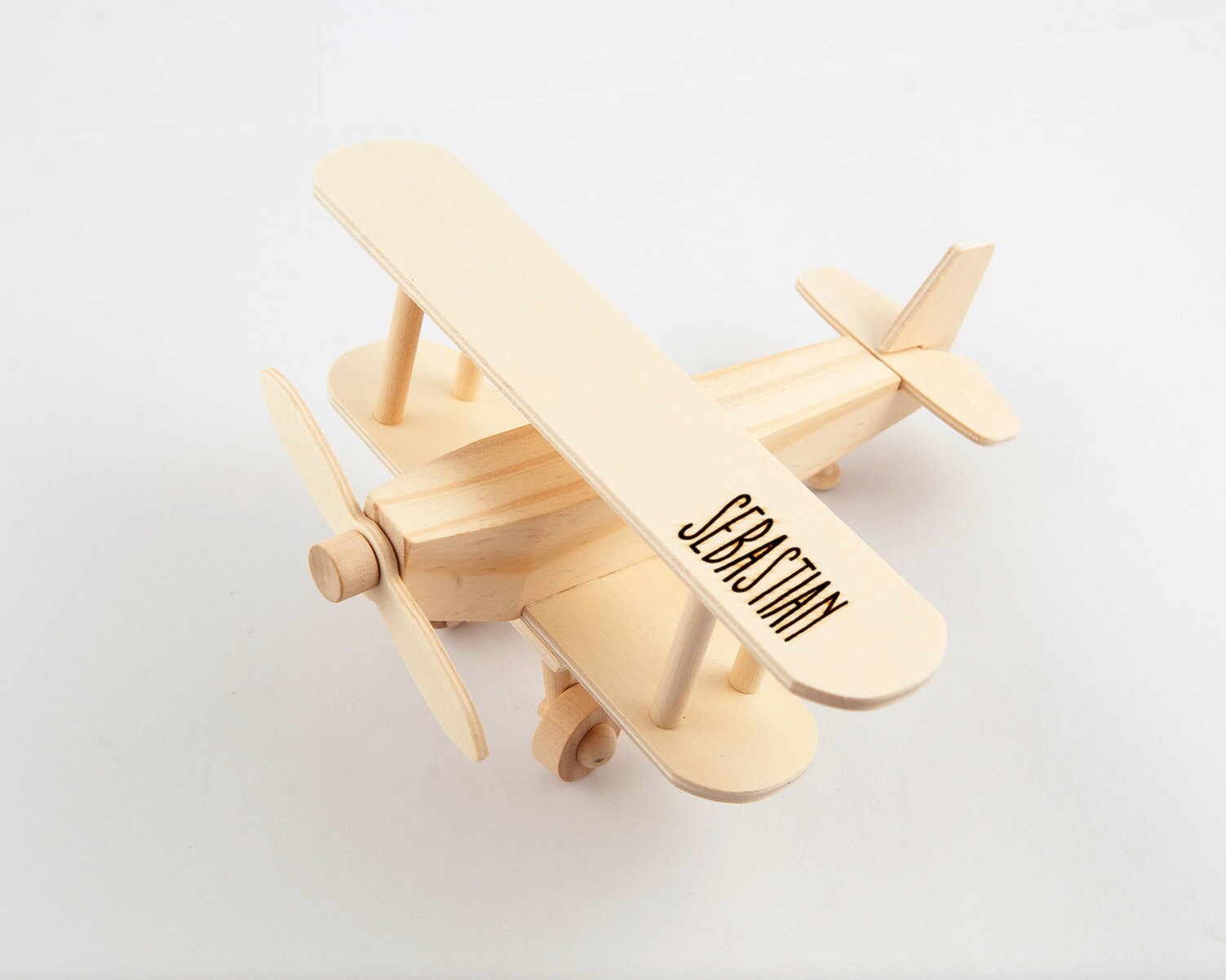 Happy Geschäftsmann Flieger Fliegen In Einem Spielzeug-Holz