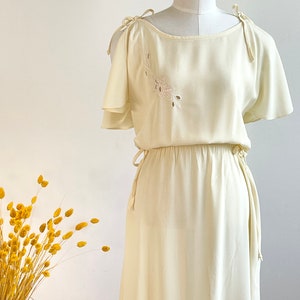 Robe mi-longue de mariage jaune pâle à manches flottantes vintage des années 1960, brodée de pin up Mad Men Taille S image 9