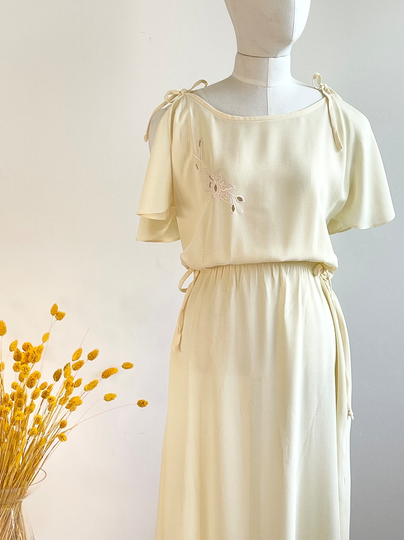 Robe mi-longue de mariage jaune pâle à manches flottantes vintage des années 1960, brodée de pin up Mad Men Taille S image 9