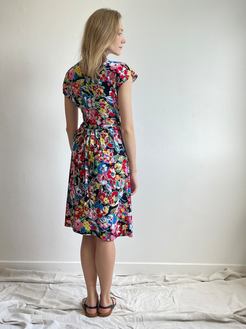 French Vintage Romantic Floral 1980s Wrap Dress with Pockets, Summer Cotton Dress, Pin Up Size XS-S imagem 3