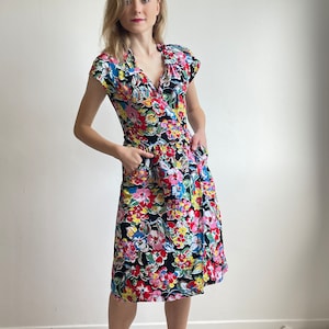 French Vintage Romantic Floral 1980s Wrap Dress with Pockets, Summer Cotton Dress, Pin Up Size XS-S imagem 6