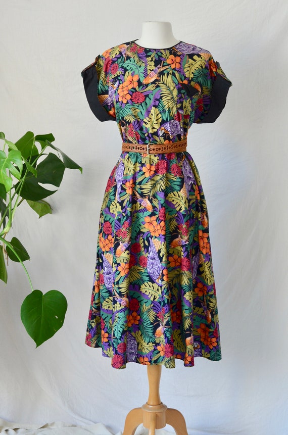Stunning and feminine French Vintage circa 1980s T