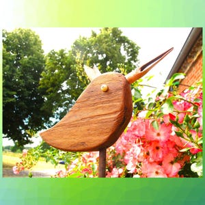 A wren, cheerful to look at, weatherproof and suitable as a plant stake or climbing aid in a pot, garden art for balcony, garden and terrace.