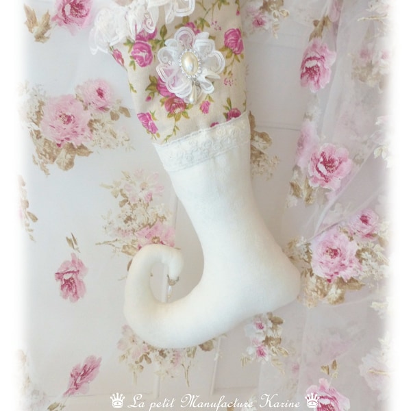 Märchenhafter Elfenstiefel Leinenstoff mit Rosenmotiven im Vintage-, Shabby Chic-Stil