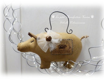 Cochon porte-bonheur en vieux sac de farine avec cloches en brocante, art populaire, vintage, style maison de campagne