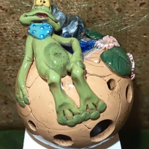 Frosch auf der Kugel