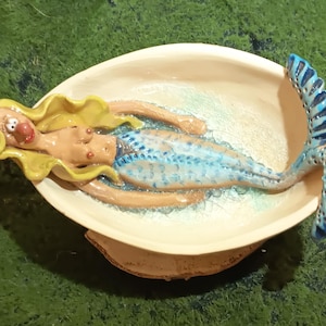 Aardewerken kom met glaskorrels, zeemeermin
