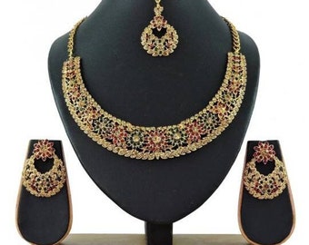 Boda tradicional india chapada en oro Rhinestone Gargantilla Collar Pendientes Maang Tikka Set, Joyería de moda estilo Bollywood Ropa de mujer