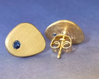 Sapphire plate earrings in gold