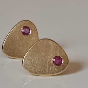 Plate stud earrings ruby in gold