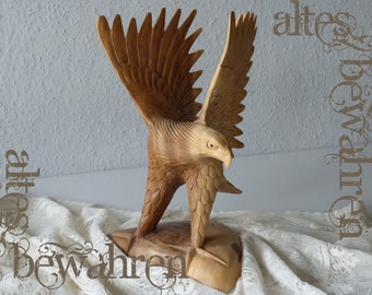 Imposing eagle figure made of wood