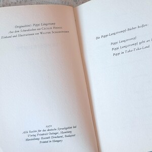 May include: Open book pages with German text. The left page includes the title "Originaltitel: Pippi Langstrump" and author information. The right page lists "Die Pippi-Langstrumpf-B&uuml;cher hei&szlig;en:" followed by book titles. The book is from 1971.