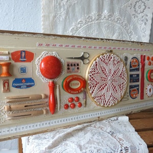 Assemblage Kunst aus verschiedenen Vintage Kurzwaren