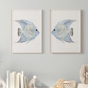 Póster de pez escalar: conjunto de 2 impresiones costeras modernas / Arte de acuarela azul claro