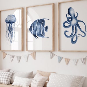 Stampe di animali dell'oceano, animali della vita marina, decorazioni da parete Marine Hamptons, meduse blu acquerello, polpi, pesci angelo - Set di 3 stampe, idea regalo