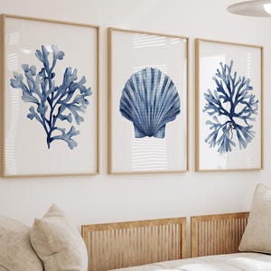 Stampe nautiche blu – Decorazioni murali con coralli e conchiglie blu navy – Arte costiera contemporanea per spazi versatili, stampe botaniche, arte per case sulla spiaggia
