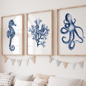 Set di 3 stampe da parete con tema costiero della Marina - Polpo, Cavalluccio marino, Corallo - Decorazioni per il bagno in stile nautico, Arte per case sulla spiaggia, Stampe ad acquerello con tema oceanico