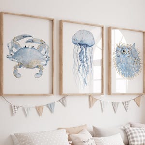 Stampe di animali costieri per camere moderne, acquerelli di granchi blu, meduse e pesci palla, decorazioni per camerette a tema spiaggia, arte per bambini e asili nido