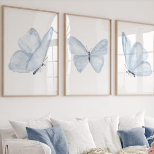 Set di 3 stampe di farfalle azzurre – Arte murale minimalista ad acquerello per soggiorno, sopra il divano, cameretta dei bambini o decorazione della camera da letto sopra il letto
