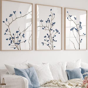 ミニマリストブルーボタニカルウォールアート3点セット - ネイビーとニュートラルトーンの枝プリント、リビングルームや寝室に最適なモダンな水彩画装飾