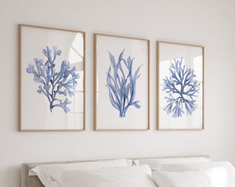 Coralli blu con sfumature Veri Peri, motivo costiero per la casa o l'ufficio, decorazione murale minimalista, foglie moderne ad acquerello, pittura di alghe marine